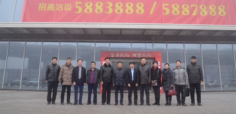 1483606380414051.jpg 圖為集團領(lǐng)導(dǎo)查看北晟商業(yè)廣場項目_副本.jpg