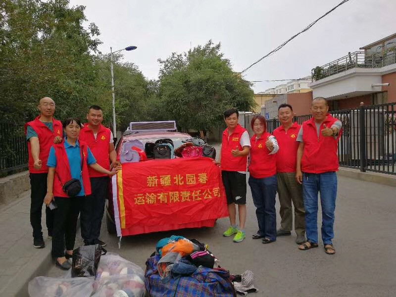 1567399617226129.jpg 圖為:運(yùn)輸公司志愿服務(wù)隊(duì)為愛心櫥柜“捐贈(zèng)衣物_副本.jpg