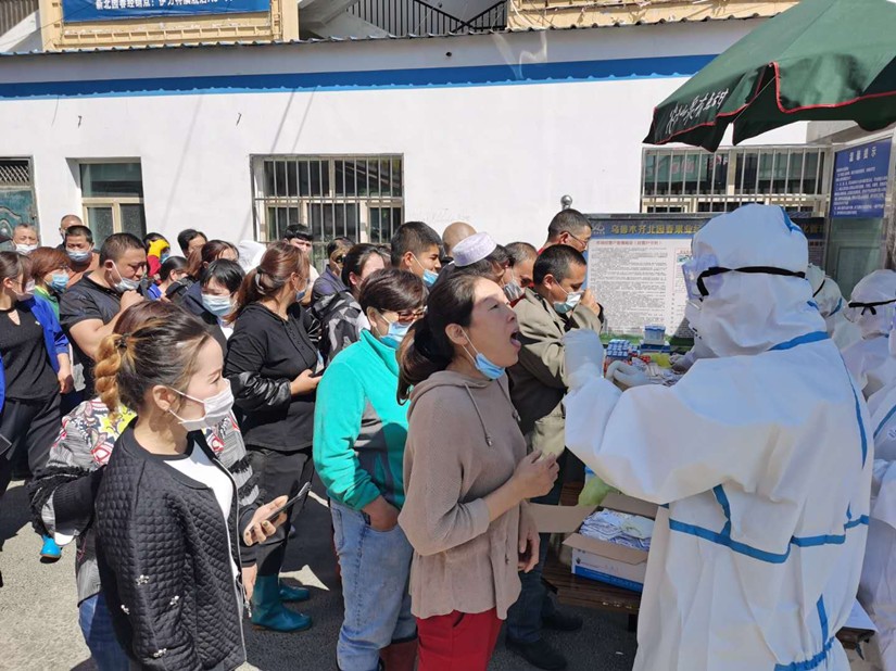 1593576111476594.jpg 圖為:自治區(qū)疾控中心經(jīng)營商戶進(jìn)行核酸檢測采樣現(xiàn)場_副本.jpg