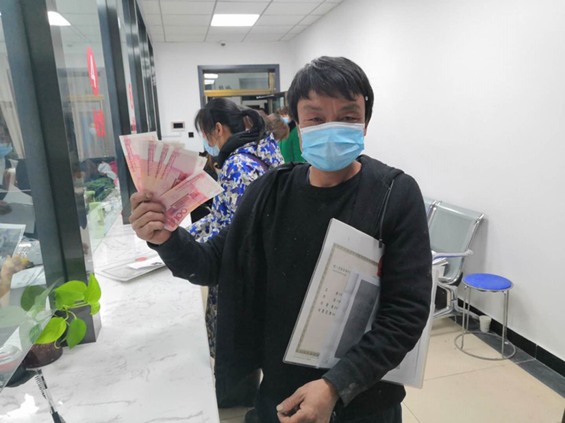 1604399457432798.jpg 圖為:商戶領(lǐng)到補助金現(xiàn)場_副本.jpg