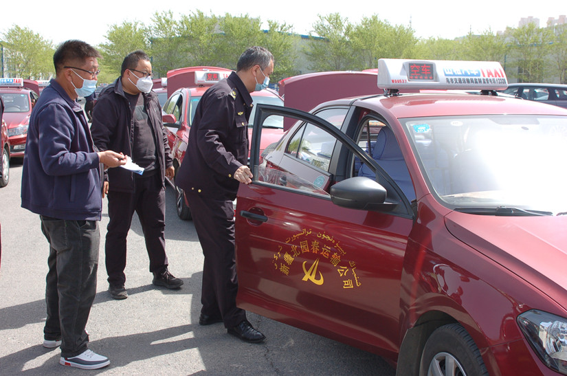 1651141900998907.jpg 圖為:行業(yè)部門對(duì)運(yùn)輸公司車輛規(guī)范檢查_副本.jpg