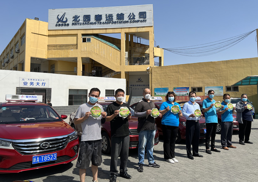 圖為：運輸公司組織愛心護(hù)航高考接送儀式啟動_副本.jpg